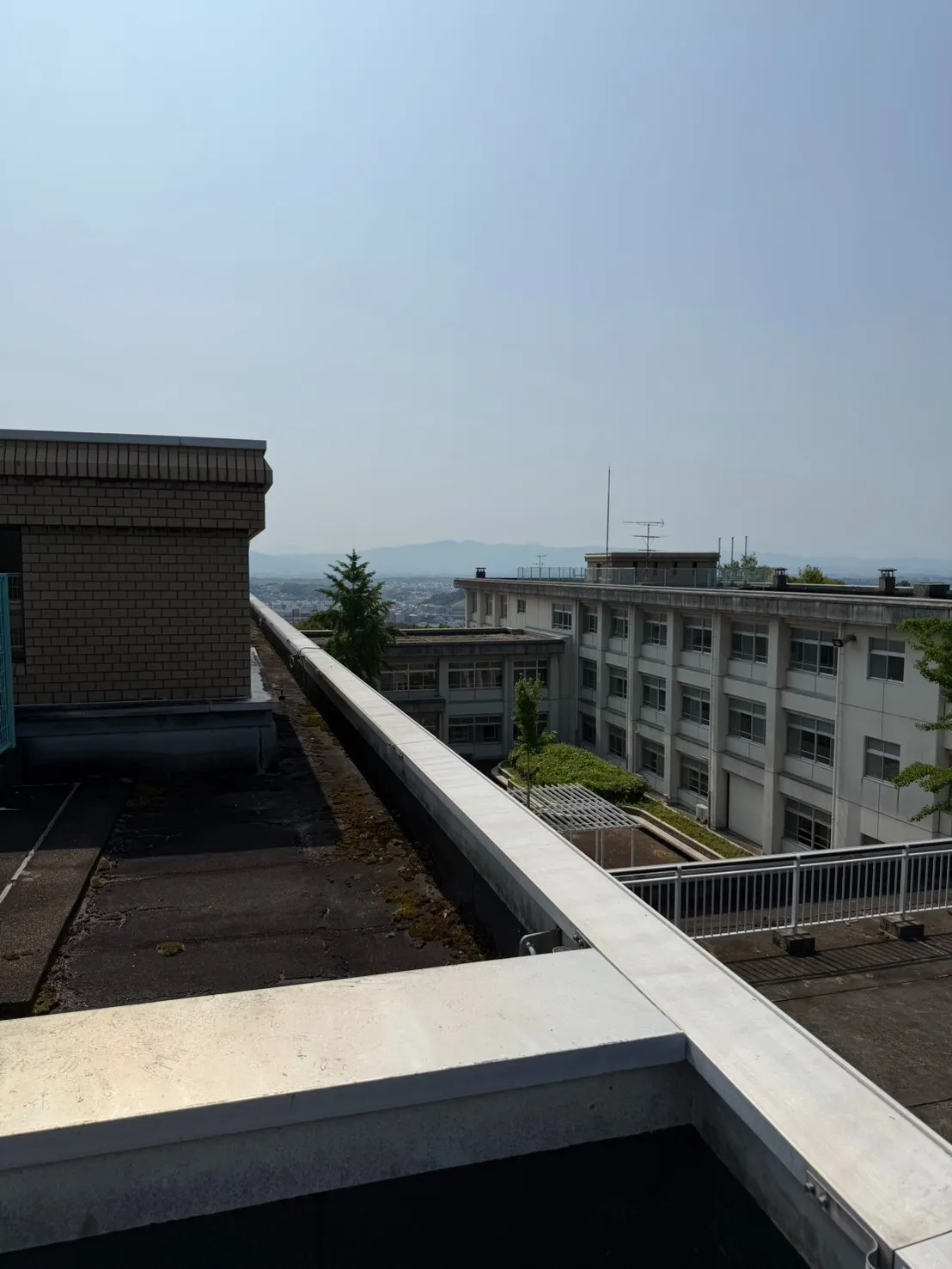 学校の屋上で清掃作業を行いました